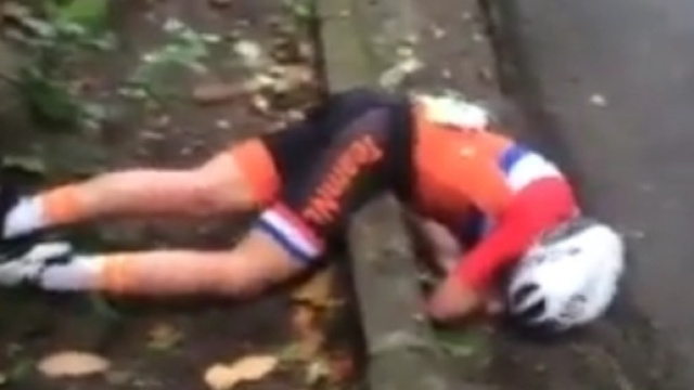 Annemiek Van Vleuten, un terribile impatto sul cordolo a bordo strada