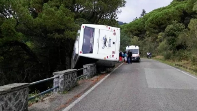 Autobus ribaltato sul Vesuvio: turisti cinesi illesi