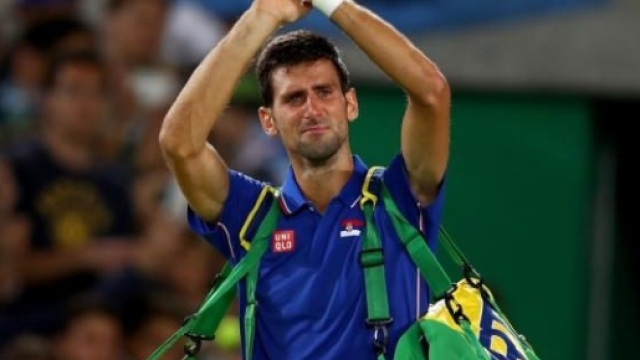 Djokovic saluta in lacrime dopo l'eliminazione al primo turno dal torneo maschile di tennis alle Olimpiadi di Rio.