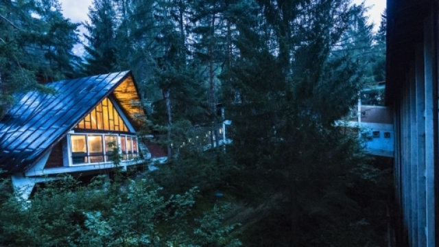Ex Villaggio Eni, Borca di Cadore. Capanna-laboratorio per artisti, fotografata da Giacomo De Don&agrave;