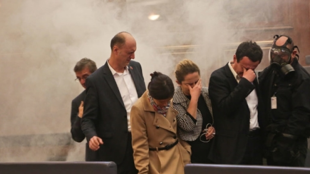 Kosovo, ancora una volta scontri e lacrimogeni in Parlamento