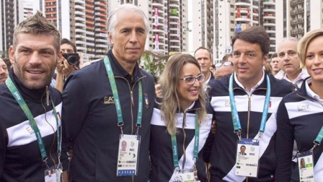 Rio2016, Matteo Renzi in posa con gli atleti azzurri