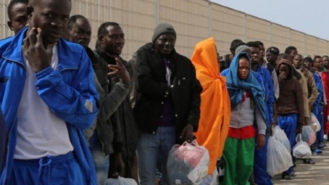 Un immigrato pretende lo stipendio anche se non lavora