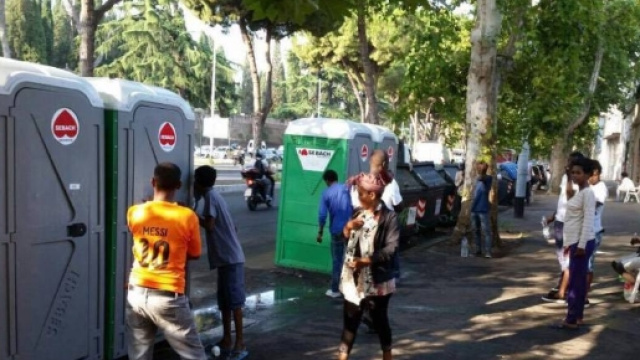 Controlli alle frontiere, migliaia di migranti si accalcano a Milano, Como e Ventimiglia.