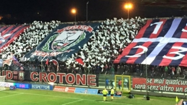 La curva sud "Giorgio Manzulli" di Crotone.