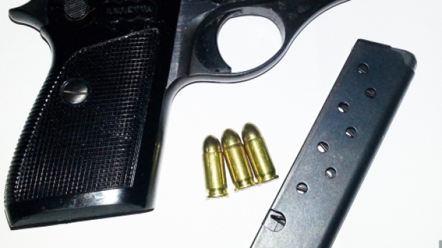 La pistola utilizzata nella sparatoria e nel riquadro in basso a destra Aldo Mantiglia