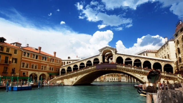 Marinaio ubriaco si tuffa da un ponte e si schianta su un taxi