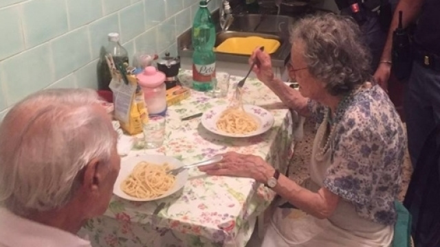 Poliziotti cucinano per due anziani soli