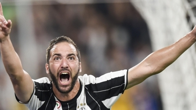 Higuain, in gol contro la Fiorentina.