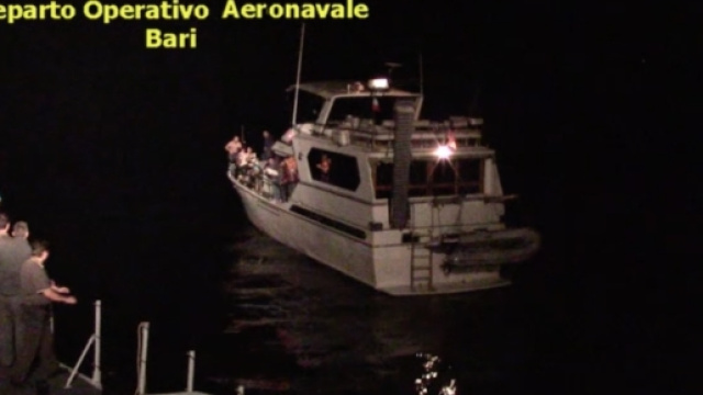 Il barcone dei migranti avvistato dall'equipaggio del ROAN della Guardia di Finanza