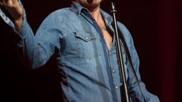 Luciano Ligabue durante un concerto.