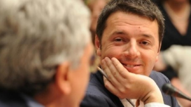 Renzi ironizza su una presunta collaborazione tra D'Alema e Berlusconi.