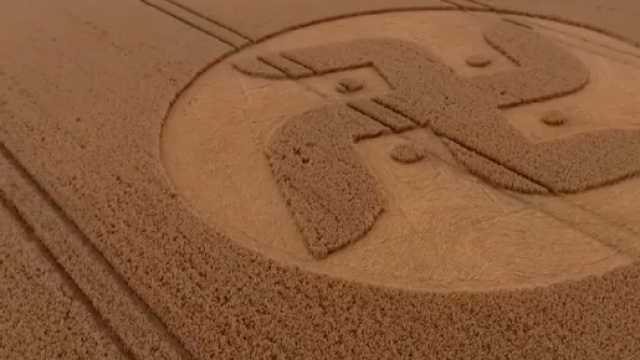 Svastica estrapolata dal video di Hugh Newman