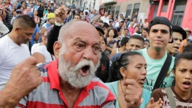 Venezuela: mega manifestazione contro Maduro, la nazione &egrave; in ginocchio