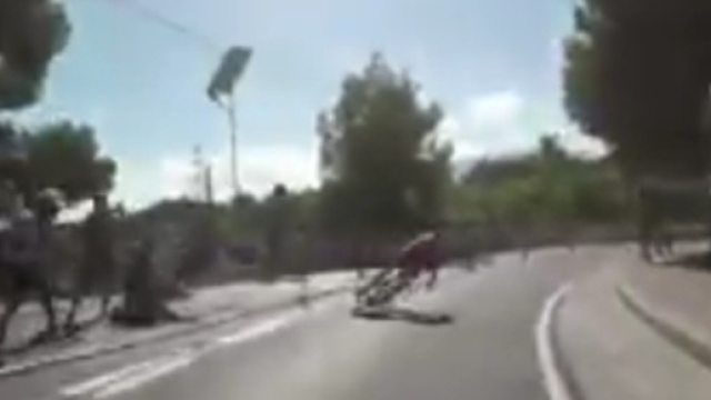 La caduta di Samuel Sanchez ripresa dall'amiraglia BMC