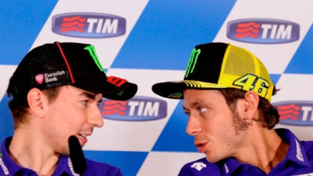 Lorenzo stuzzica Valentino in conferenza stampa.