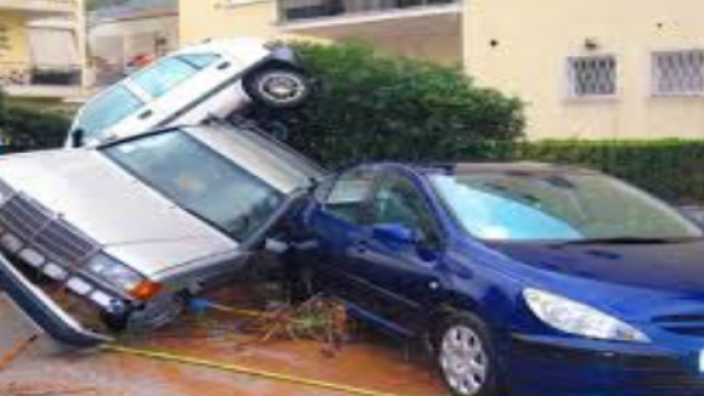 Macchine distrutte dall'alluvione in Grecia.