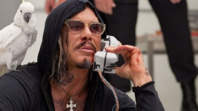 Mickey Rourke: volto gonfio e sospetto tupet per l'attore pugile