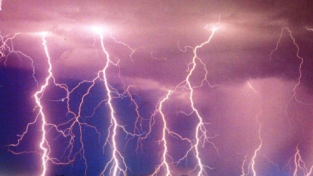 Roma, fulmine colpisce 2 uomini alla Garbatella