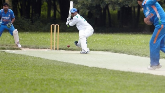 Uno striker si prepara a colpire una palla