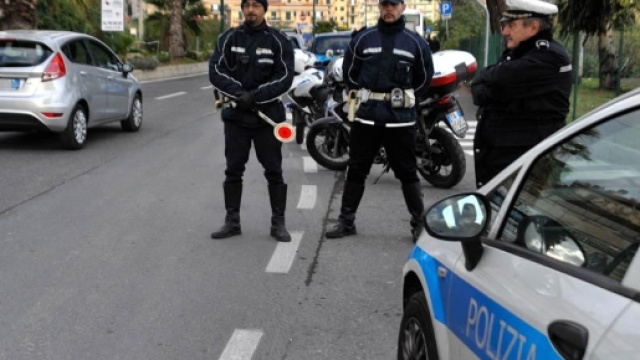 le sanzioni previste per chi lampeggia con i fanali