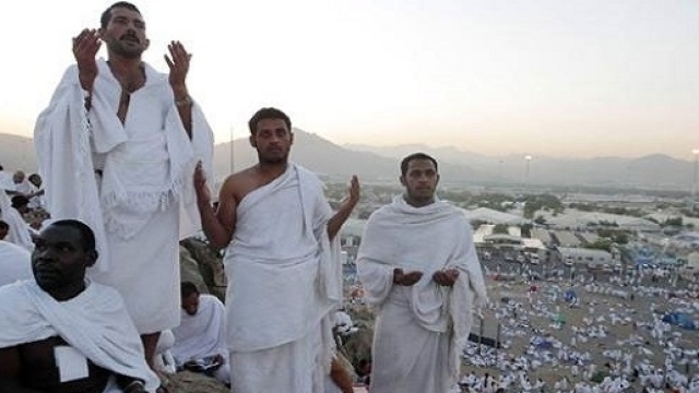 Pellegrini con obbligatorio abito rituale costituito da due teli bianchi senza cuciture