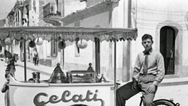 Anziano ambulante aiutato da internauti