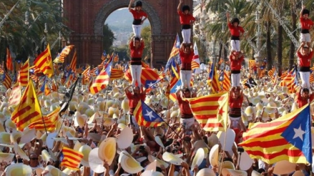 Centinaia di migliaia in piazza contro Madrid: &ldquo;Catalogna ... - lastampa.it