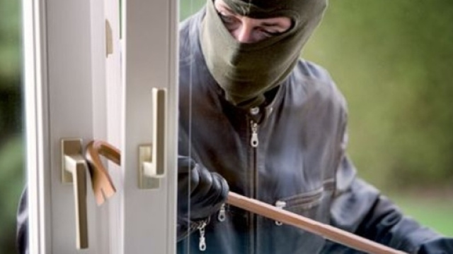 Gioielliere milanese rapinato in casa, picchiato e minacciato con pistole.