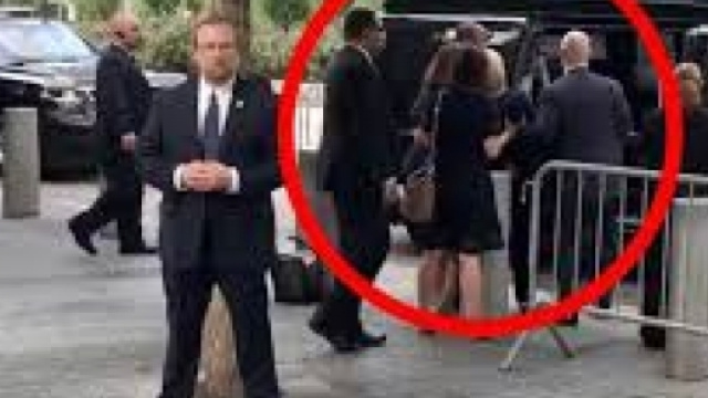 Il malore di Hillary Clinton: ecco le teorie del complotto sulla vicenda.