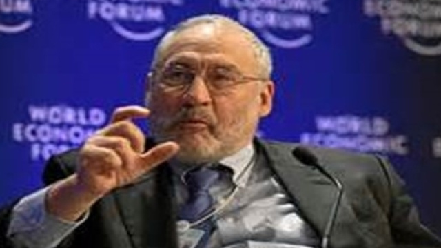 Il Premio Nobel per l'economia Stiglitz durante una conferenza al World Ecomonic Forum