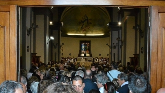 Le confessioni di un prete durante l'omelia