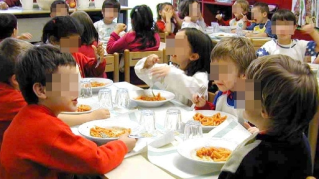 Listeria nel manzo affumicato servito in una mensa scolastica: 3 indagati a Torino