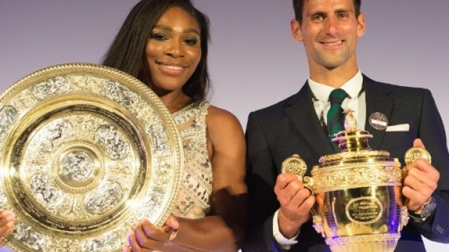 Serena Williams e Novak Djokovic con i trofei di Wimbledon