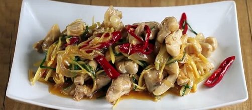 Receta de salteado de pollo con jengibre, un plato delicioso lleno de aromas y un sabor muy ex&oacute;tico. Pinterest