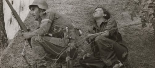 Sin t&iacute;tulo. Gerda Taro y soldado. Fotograf&iacute;a de Robert Capa, 1936.