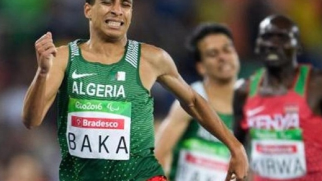 Abtellatif Baka, l'atleta algerino ipovedente che si &egrave; aggiudicato la finale dei 1500m