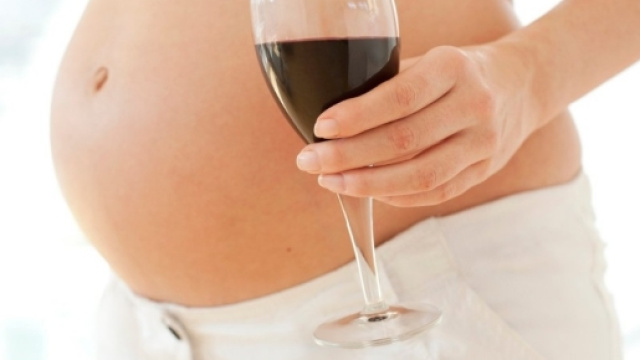 Bere durante la gravidanza &egrave; pericoloso, sia per la madre che per il nascituro!