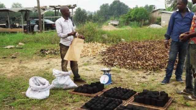 Cameroun : Nandou Tenkeu M&uuml;ller pr&eacute;sente le charbon &eacute;cologique issu du recyclage d'ordures m&eacute;nag&egrave;res. Cr&eacute;dit Photo: Mathias Mouend&eacute; Ngamo