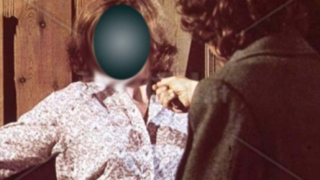 donna minacciata con coltello.(foto di repertorio)