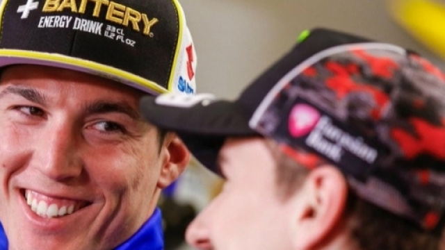 Espargaro "punge" Valentino Rossi.