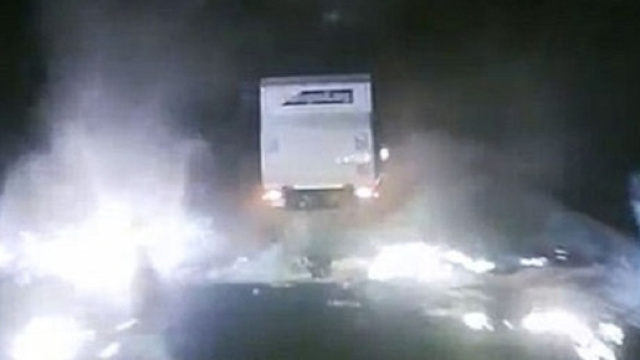 I camionisti inglesi avanzano tra le fiamme nel terrore di Calais