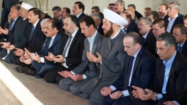 Il presidente siriano Bashar al-Assad prega a Daraya, &egrave; l'inizio simbolico della tregua