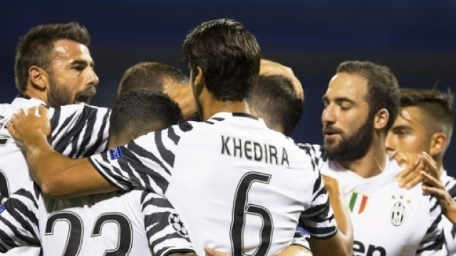 L'abbraccio dei giocatori bianconeri dopo la vittoria in trasferta sulla Dinamo Zagabria