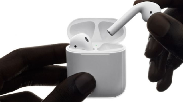 Le AirPods e la custodia che funge da caricatore