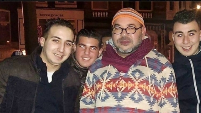 Le monarque marocain aux cot&eacute;s d'admirateurs &agrave; Amsterdam