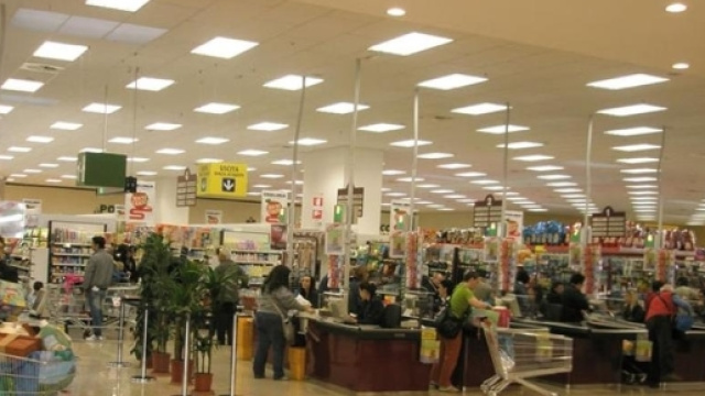 Moncalieri: rapina con pistole e fucili all'Esselunga - La Stampa - lastampa.it