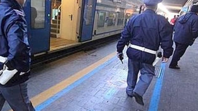 Aggrediscono donna incinta sul treno Brescia-Milano: arrestati due malviventi.