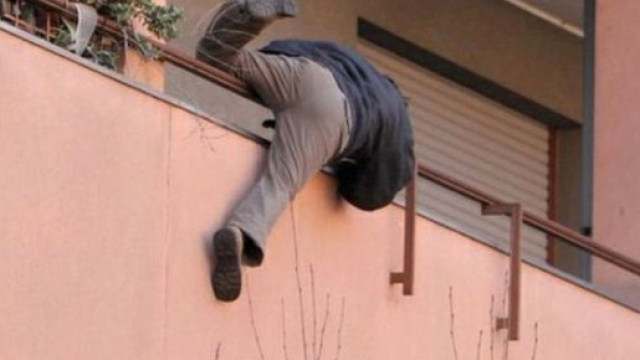 Cosenza: uomo si getta dal balcone, gravissimo