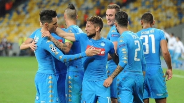 I giocatori del Napoli festeggiano Milik dopo il goal contro la Dinamo Kiev - footyheadlines.com